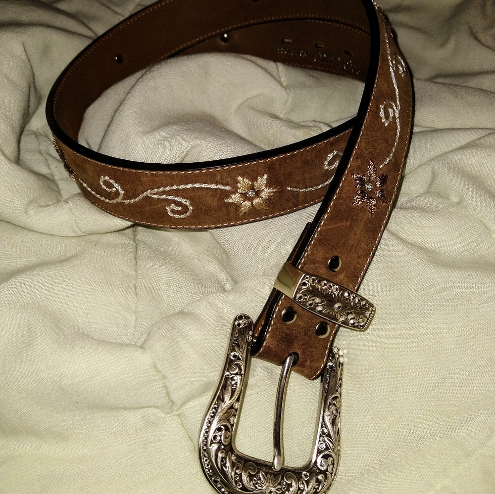 Ladies Nocona distressed brown belt